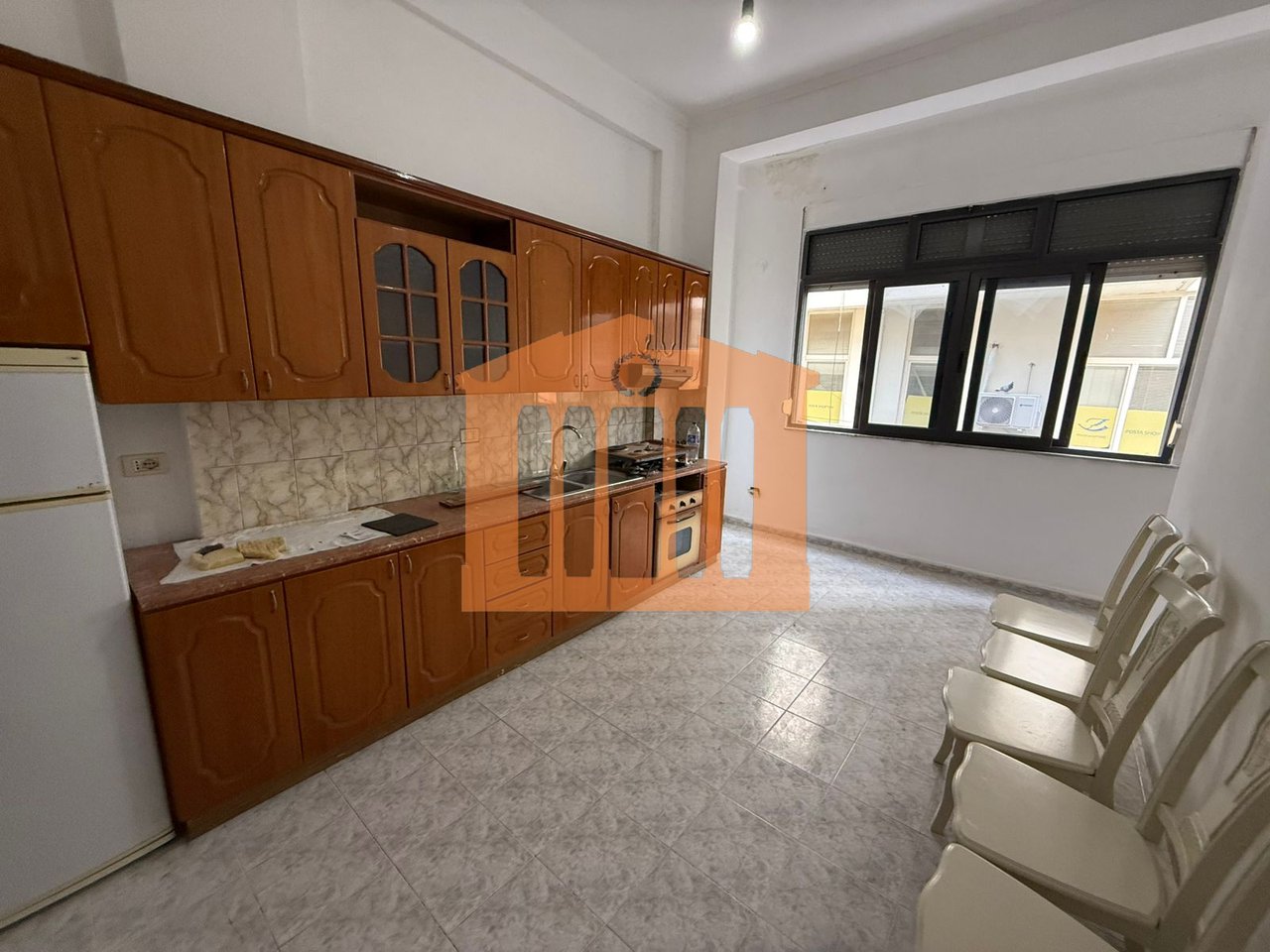 AMBIENT BIZNESI PRANE QENDRES SE DURRESIT, PER QIRA !