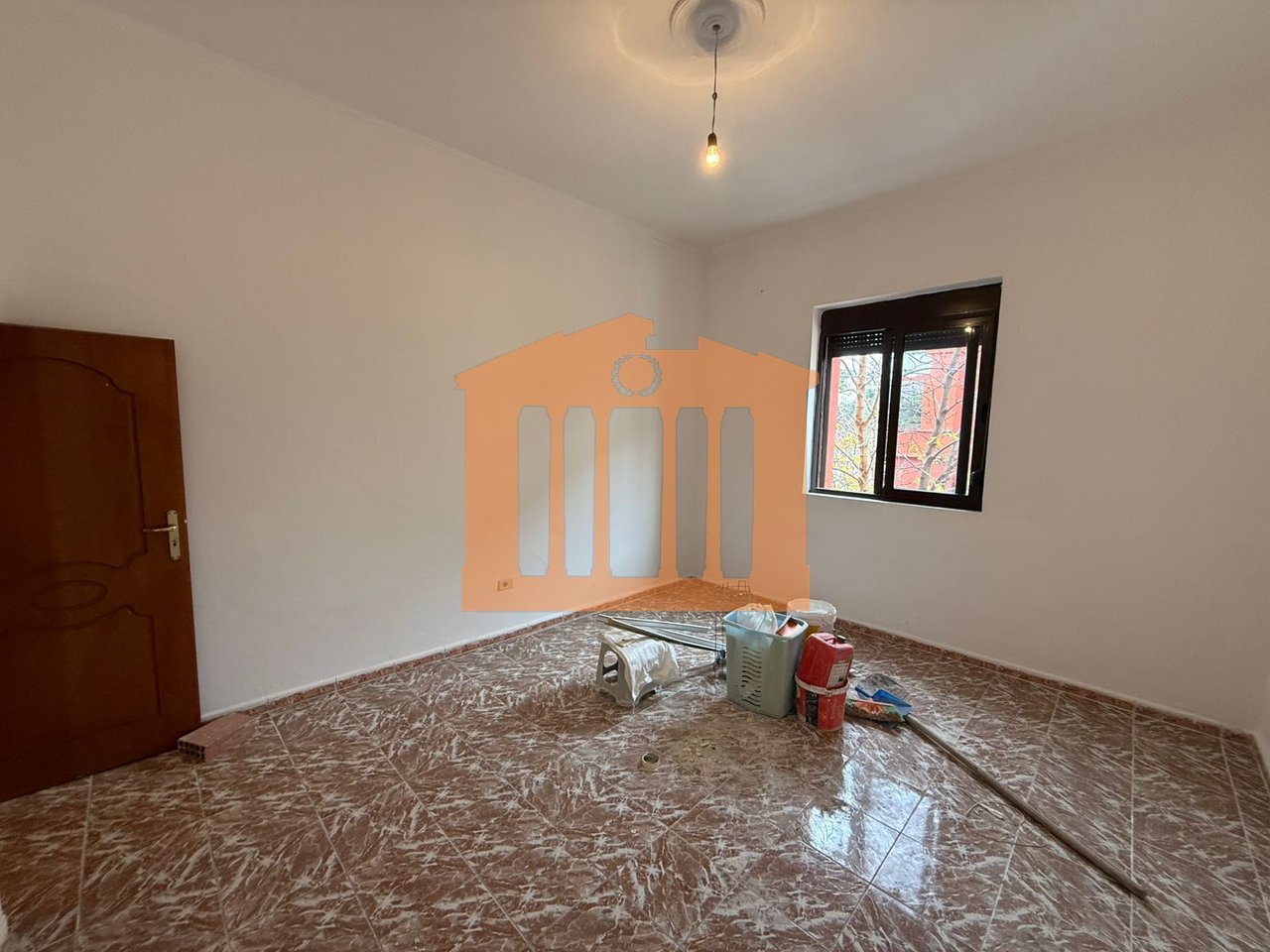 AMBIENT BIZNESI PRANE QENDRES SE DURRESIT, PER QIRA !