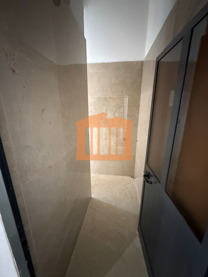 AMBIENT BIZNESI PRANE QENDRES SE DURRESIT, PER QIRA !