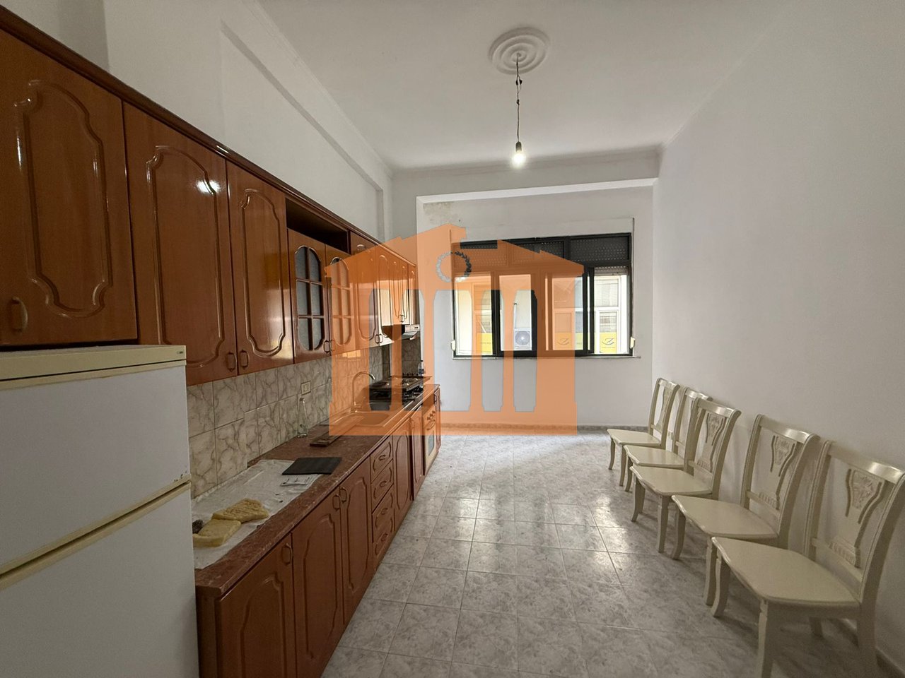 AMBIENT BIZNESI PRANE QENDRES SE DURRESIT, PER QIRA !