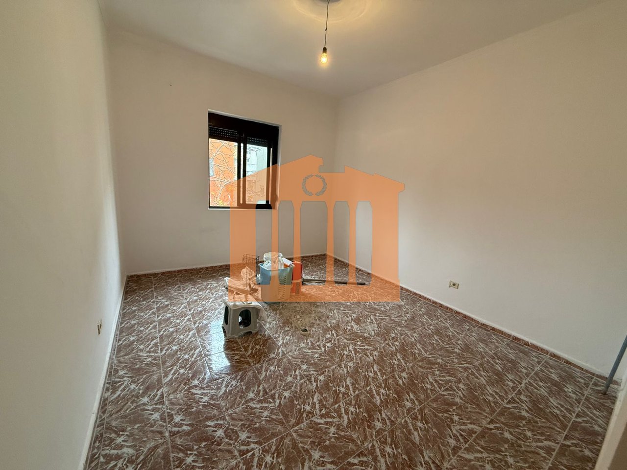 AMBIENT BIZNESI PRANE QENDRES SE DURRESIT, PER QIRA !