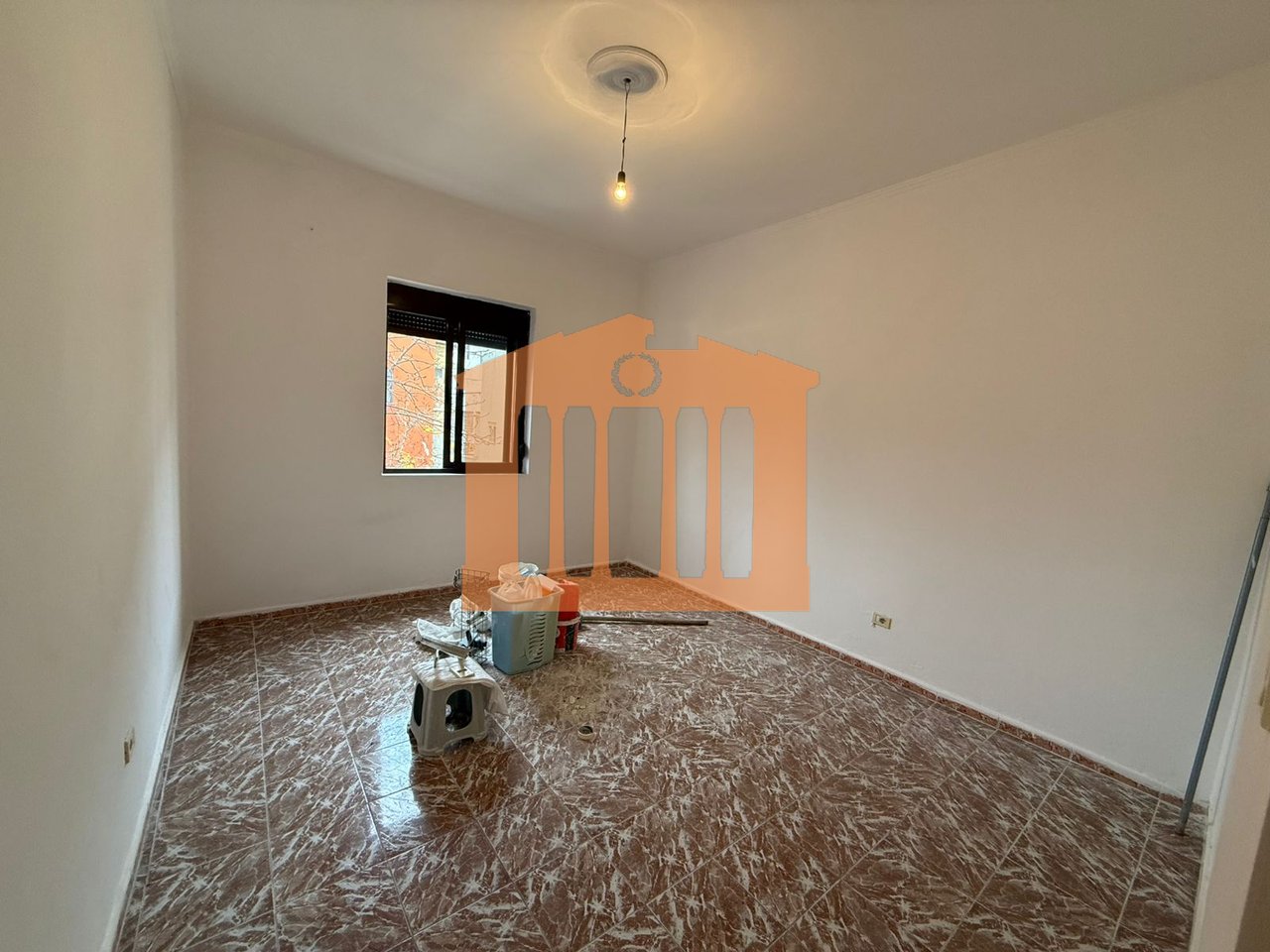 AMBIENT BIZNESI PRANE QENDRES SE DURRESIT, PER QIRA !