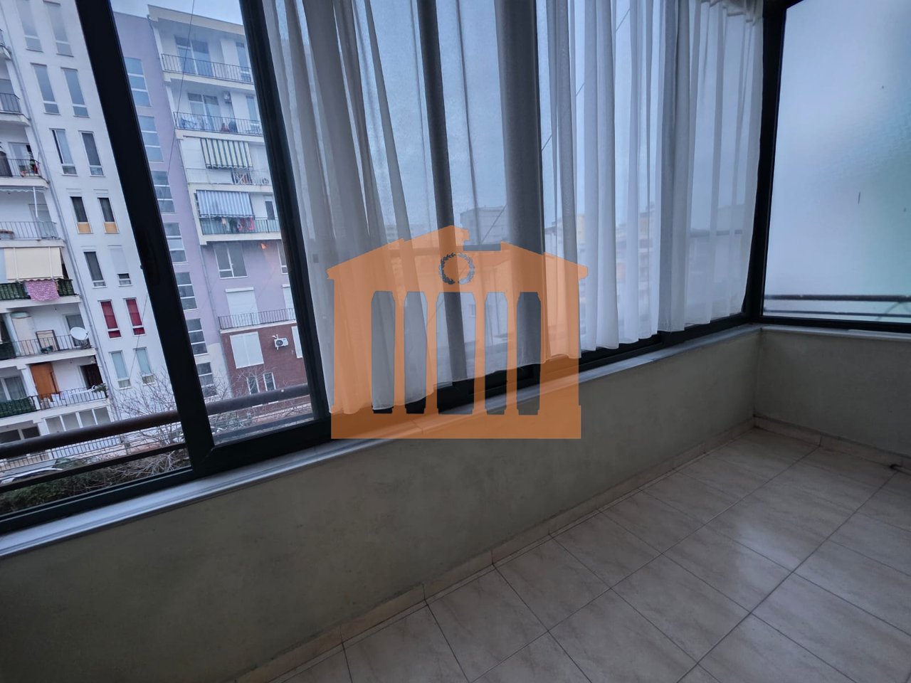 APARTAMENT 2+1 PRANE QENDRES DURRES , PER QIRA!