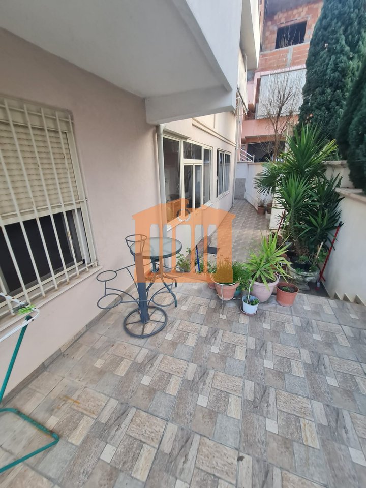 2 KATE TE NJE VILE NE DURRES PER SHITJE !