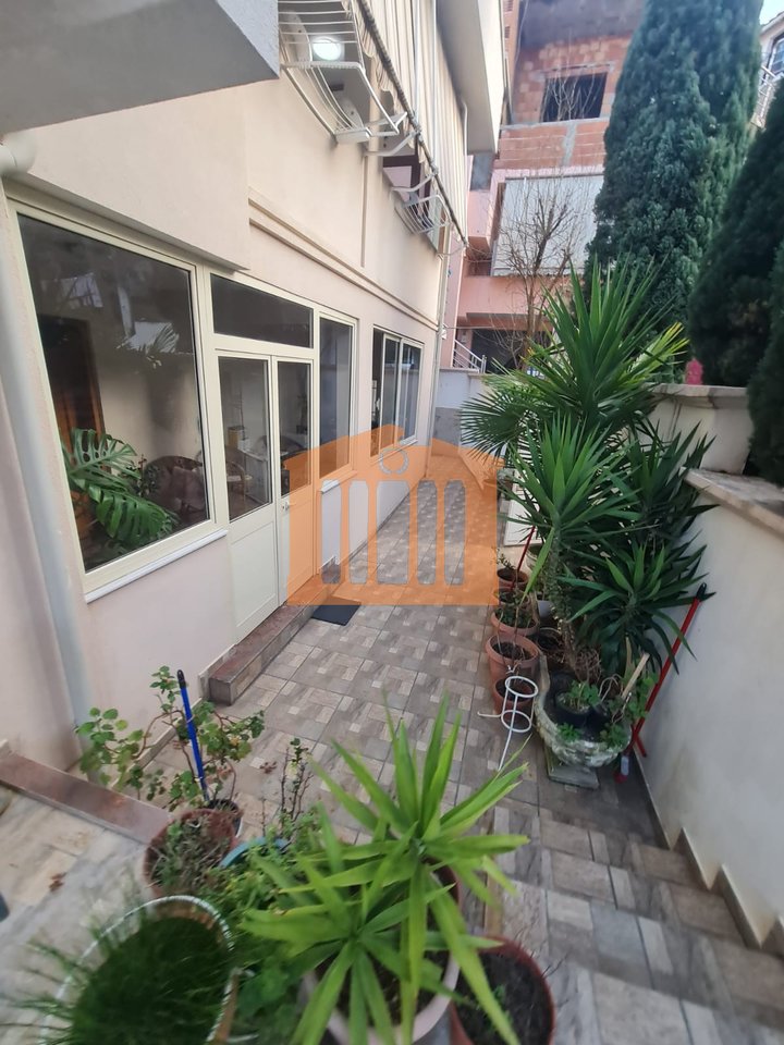 2 KATE TE NJE VILE NE DURRES PER SHITJE !