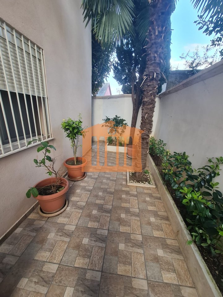 2 KATE TE NJE VILE NE DURRES PER SHITJE !