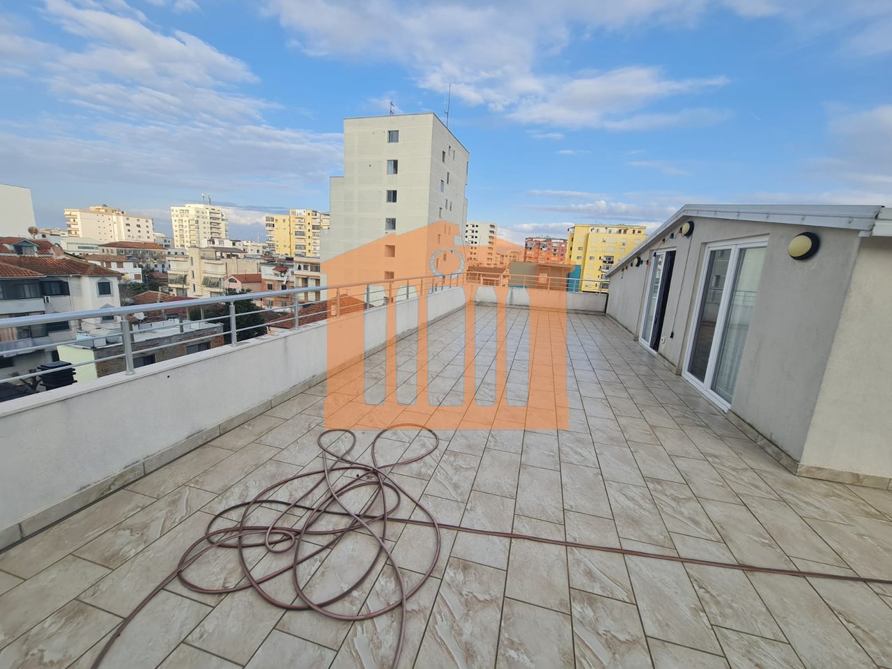 2 KATE TE NJE VILE NE DURRES PER SHITJE !