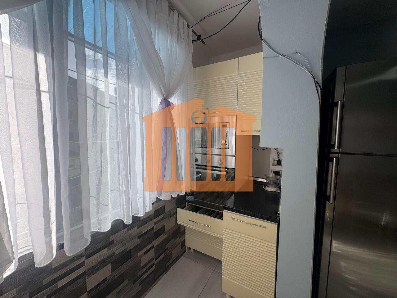 APARTAMENT 2+1 TEK PALLATI SPORTEVE NE DURRES PER QIRA !