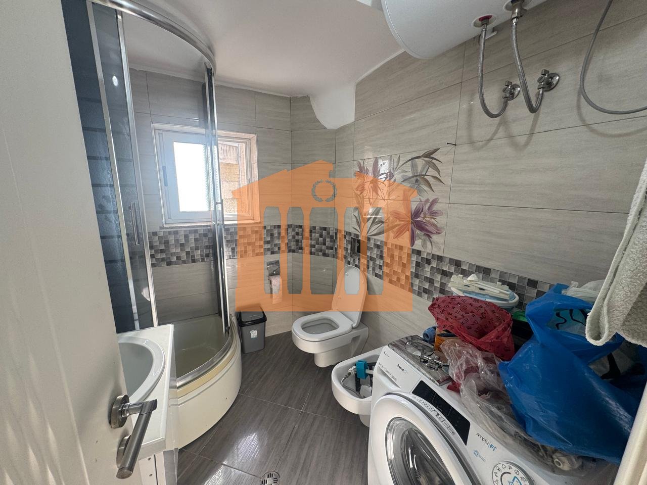 APARTAMENT 2+1 TEK PALLATI SPORTEVE NE DURRES PER QIRA !