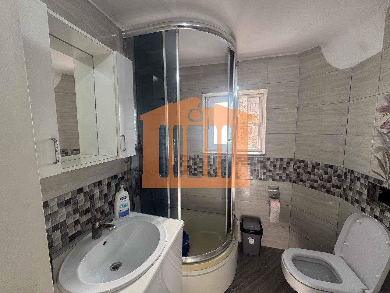 APARTAMENT 2+1 TEK PALLATI SPORTEVE NE DURRES PER QIRA !