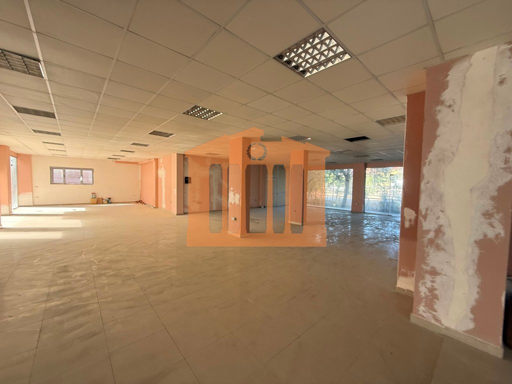 Commercial unit for sale in Buze rruge ne Shkembin e Kavajes.