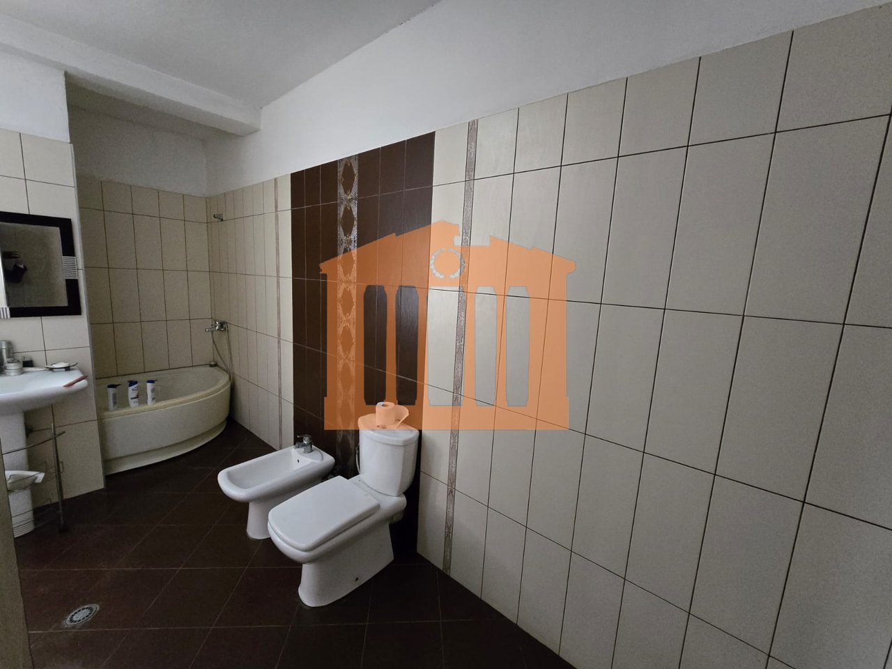 APARTAMENT 2+1 PRANE QENDRES SE DURRESIT PER SHITJE !