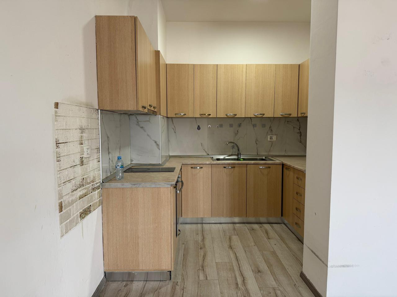 Shitet Apartament 3+1 Ali Demi, Tiranë.