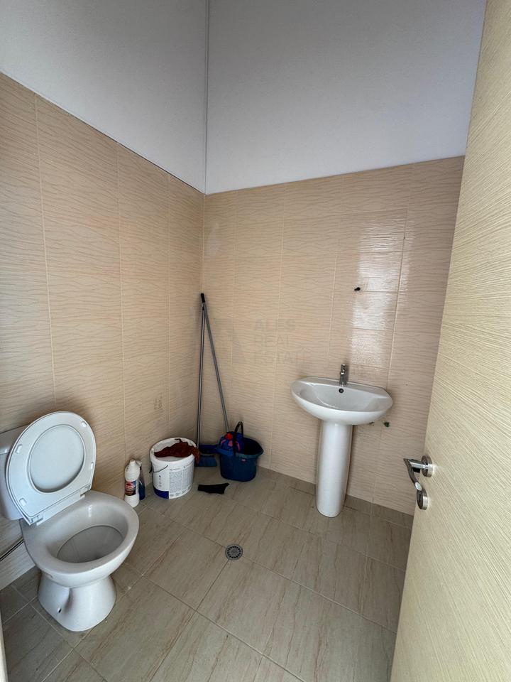 Locale Commerciale in Affitto – Astir