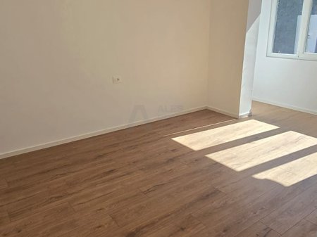 Shitet Garsoniere në zonën e Myslym Shyrit – Tiranë!