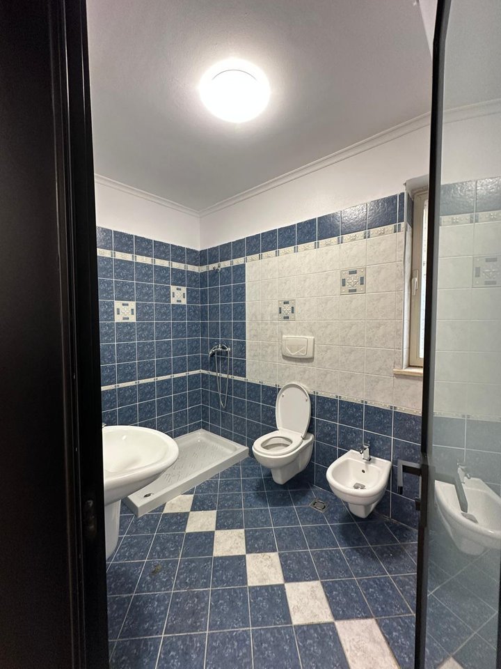 Shitet Apartament 1+1 në Rr. Sami Frashëri – Tiranë!