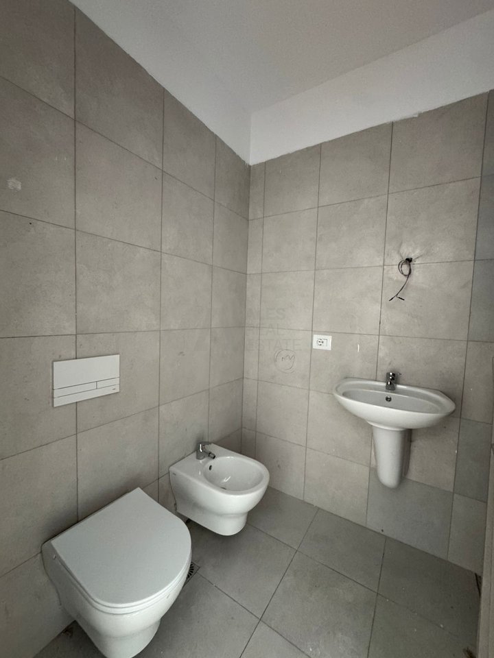 Shitet Apartament 1+1 në Univers City