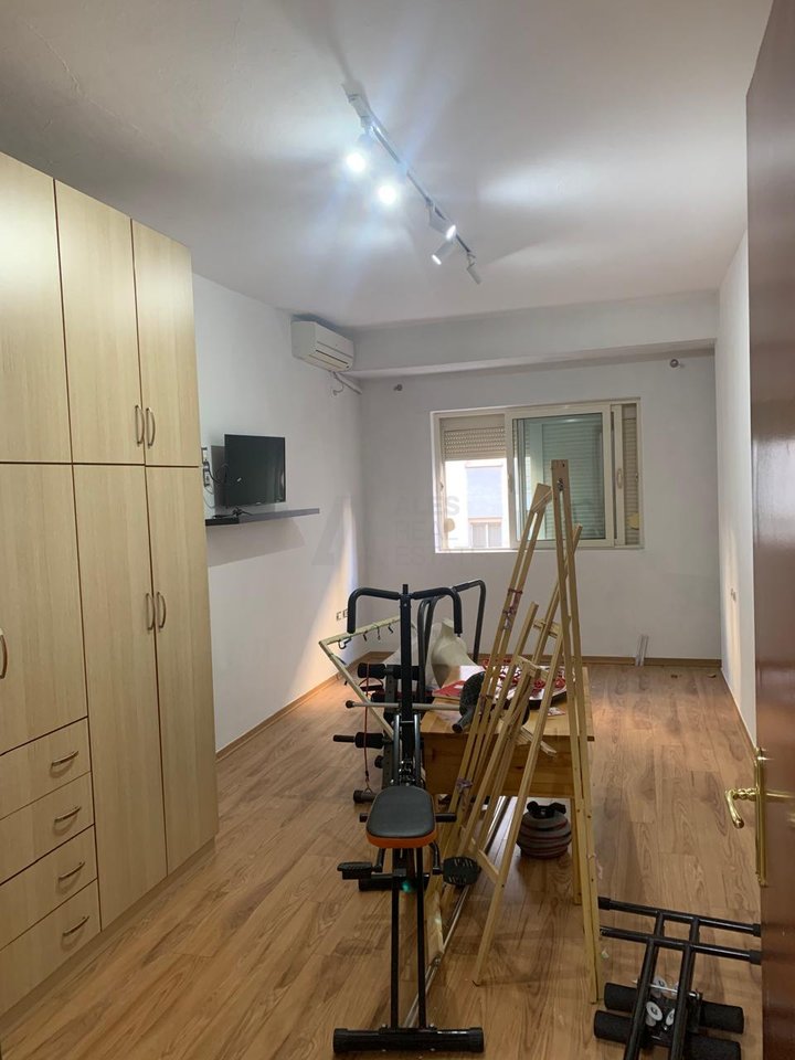 Jepet me qira apartament 2+1+ Post parkimi ne Yzberisht, prane Grand Gallery!