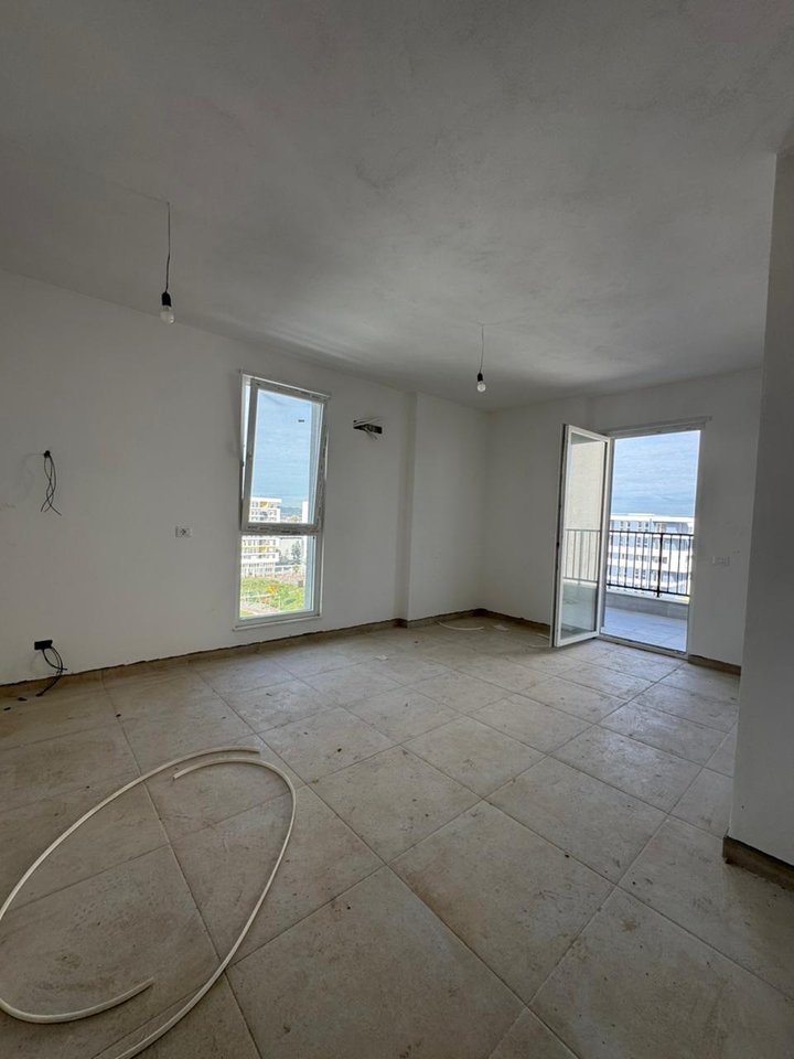 Shitet Apartament 1+1 tek Univers City