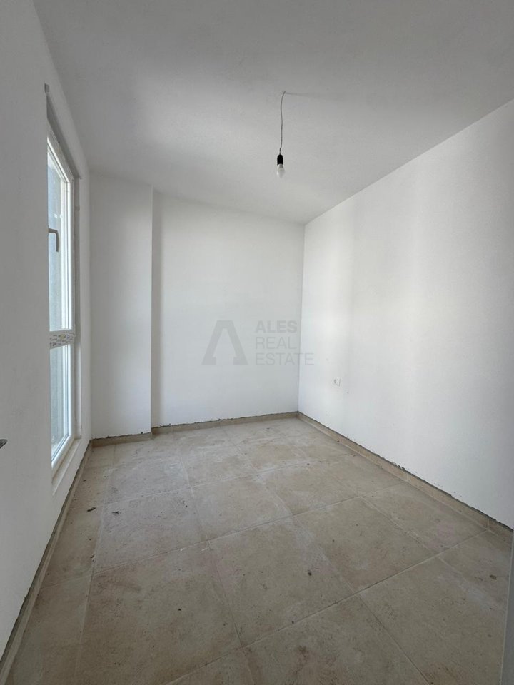 Shitet Apartament 1+1 tek Univers City