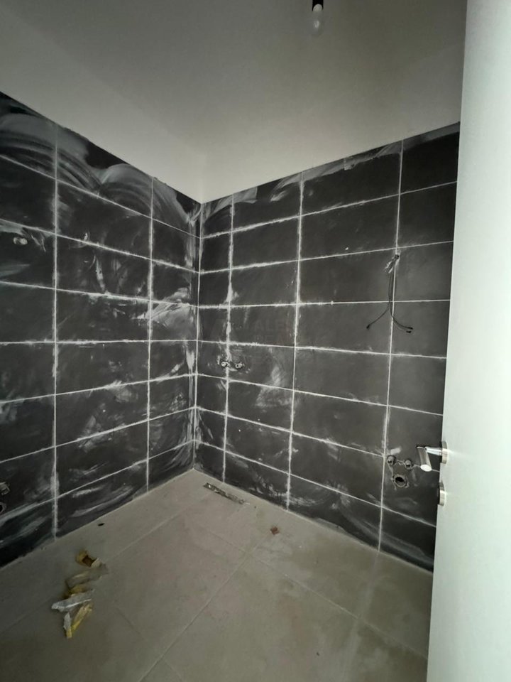 Shitet Apartament 1+1 tek Univers City