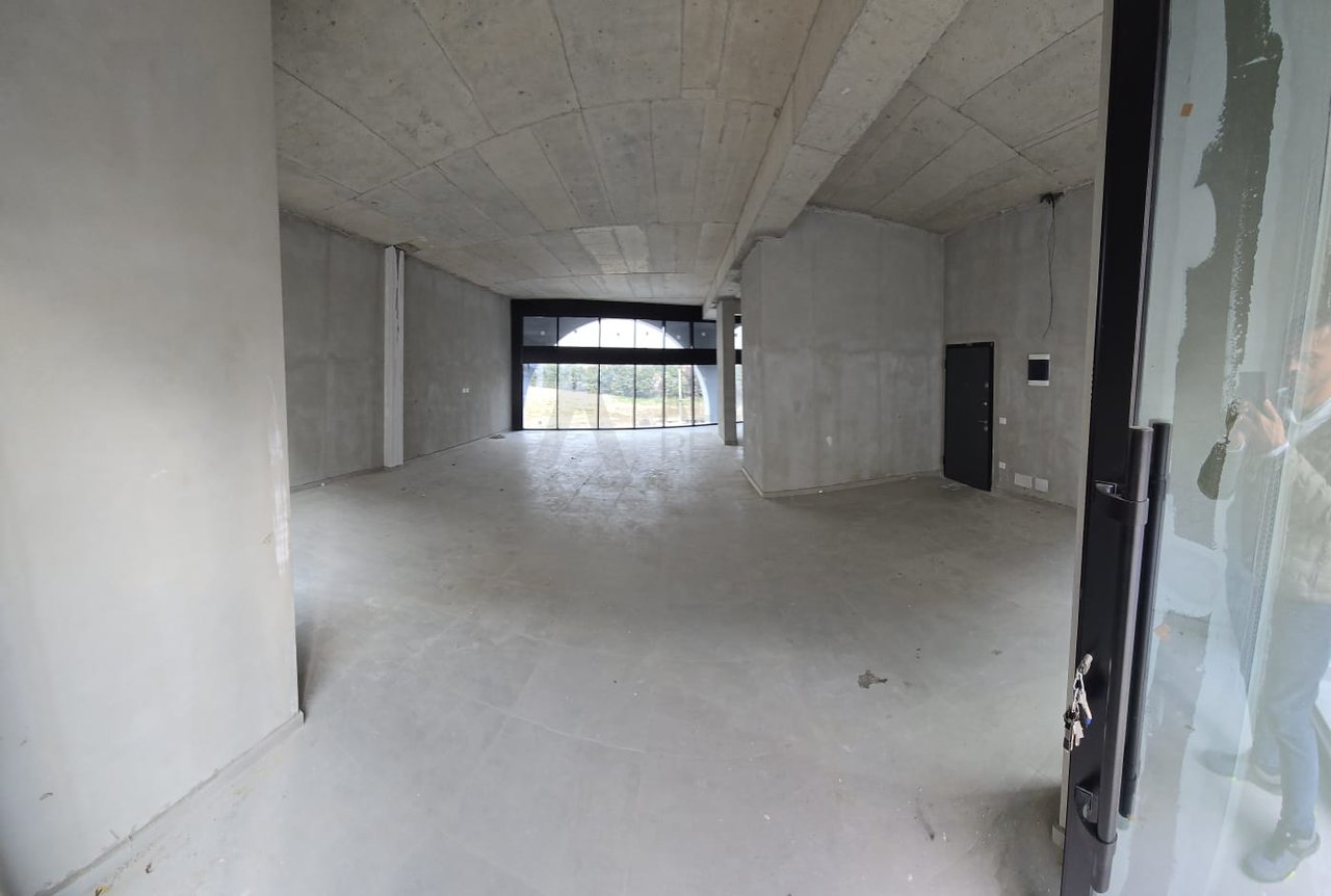 Spazio Commerciale in Affitto | Open Space 126 m² – River Residence