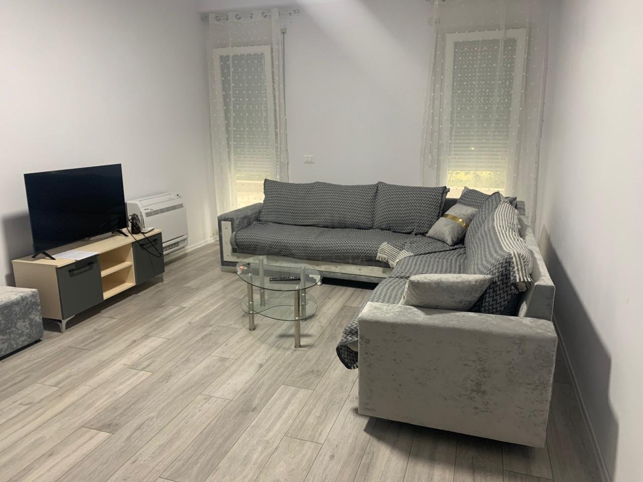 Jepet me qira  apartament 2+1+Verande tek "Univers City"!