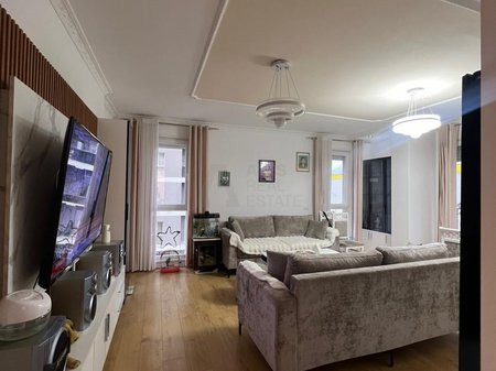 Shitet apartament 2+1+2 tek Univers City !