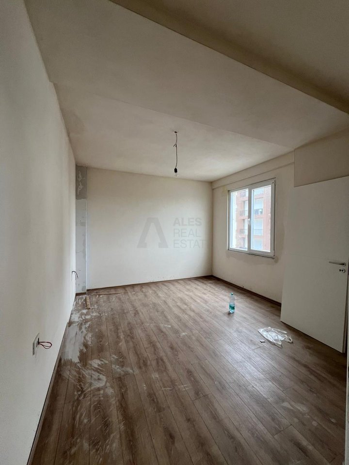 Shitet apartament 1+1 ne Kamez !