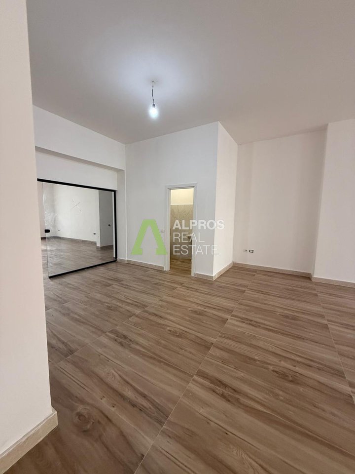 Jepen me qera ambjente biznesi ose për zyra në qendër të Tiranës