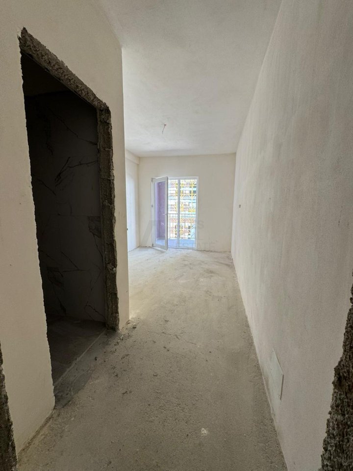 2+1+2 Apartment for sale – Tirana Entry