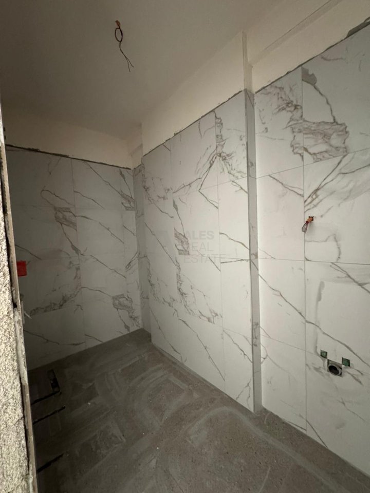 2+1+2 Apartment for sale – Tirana Entry