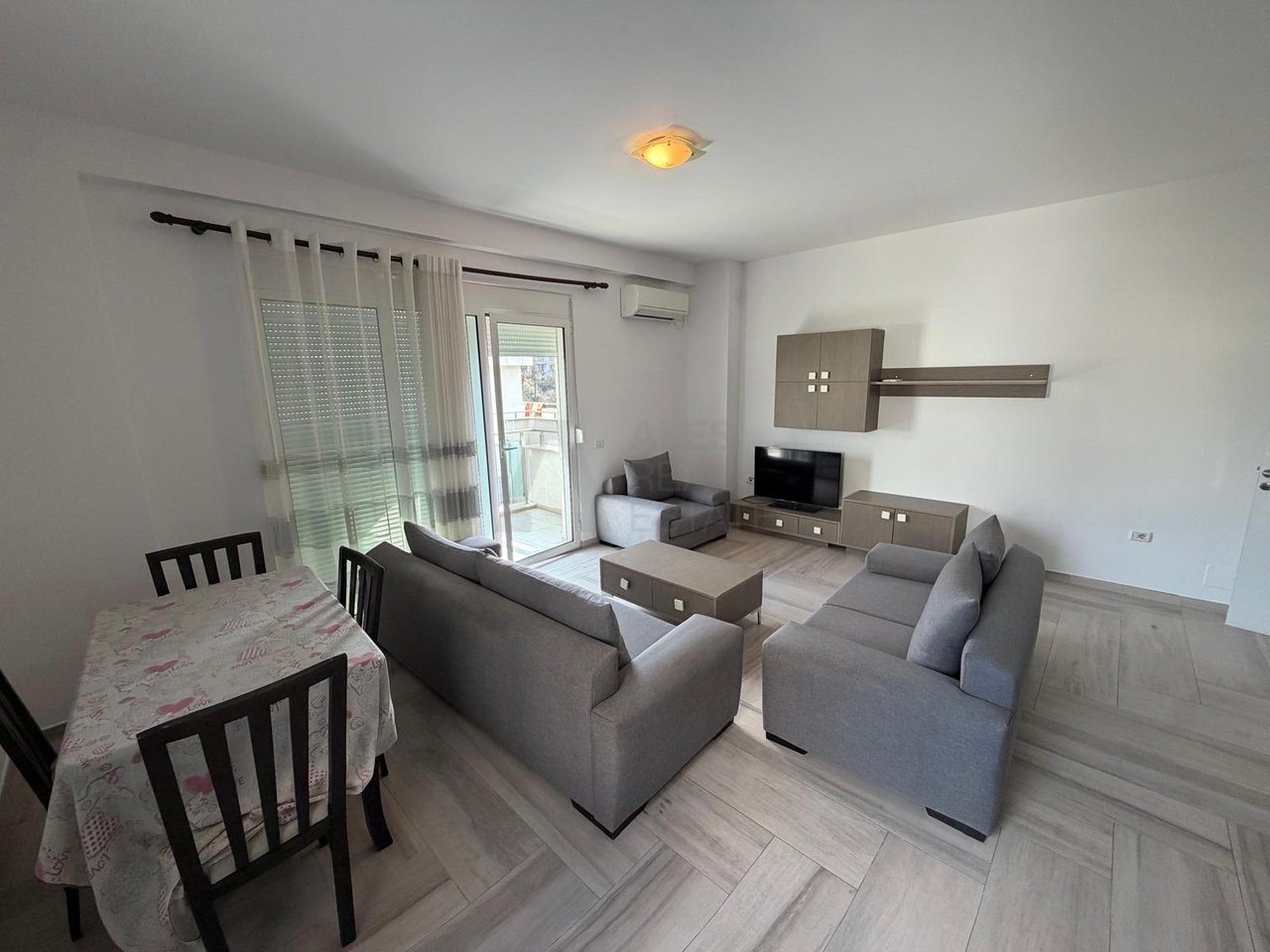 Jepet me qira apartament 2+1 + Post Parkimi tek Liqeni i Thatë!