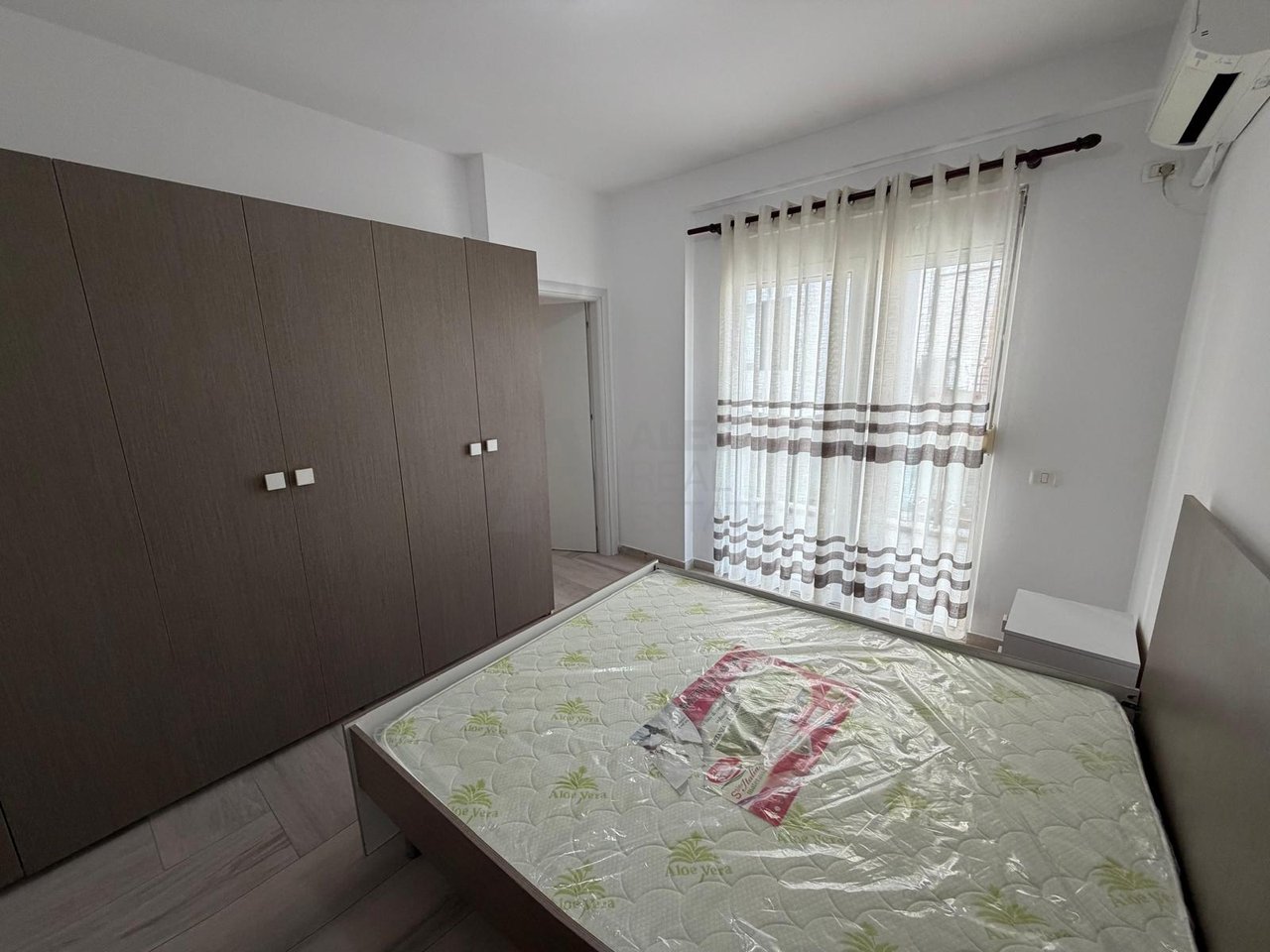 Jepet me qira apartament 2+1 + Post Parkimi tek Liqeni i Thatë!