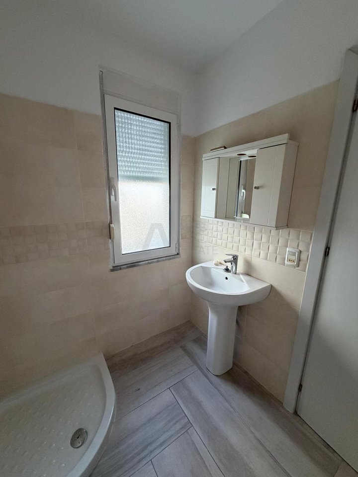 Jepet me qira apartament 2+1 + Post Parkimi tek Liqeni i Thatë!