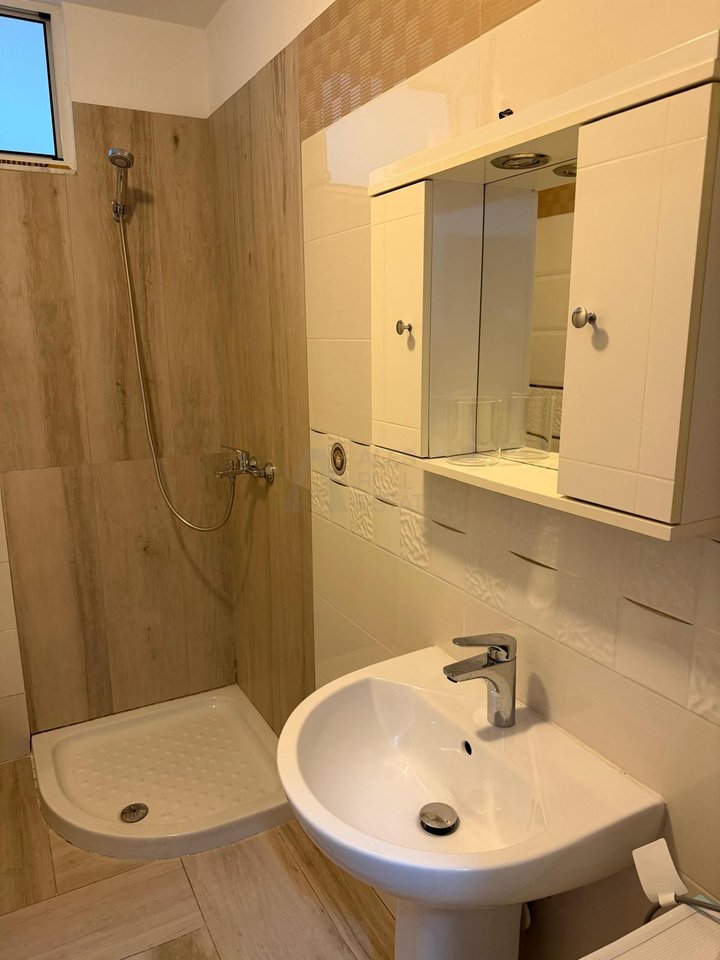 Jepet me qira apartament 2+1 + Post Parkimi tek Liqeni i Thatë!