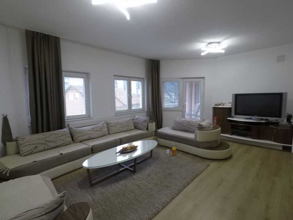 Shtëpi me qira 320m² në Tophane2