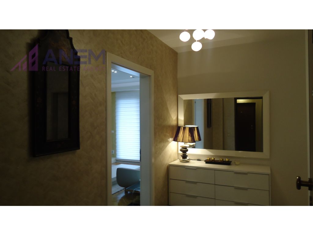 Banesë me qira me 2 dhoma gjumi në Qendër