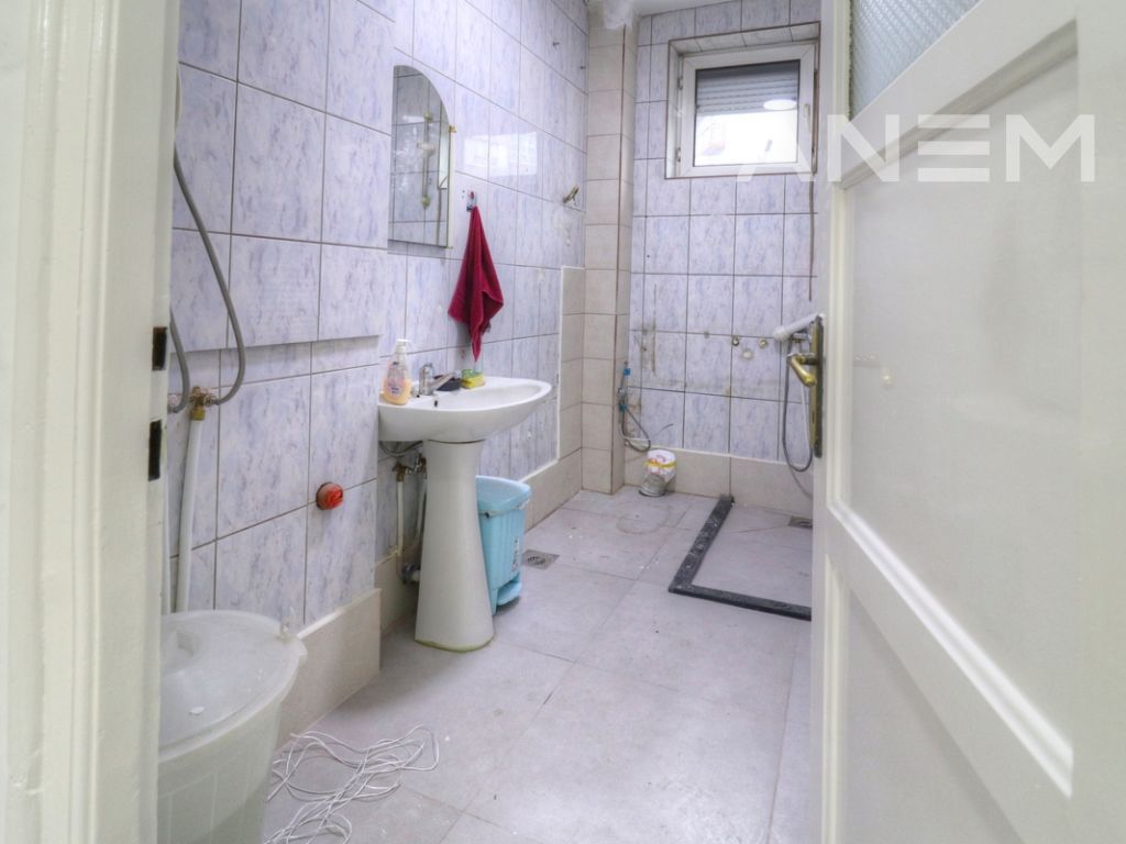 Zyre me qira me 3 njësi në Qendër