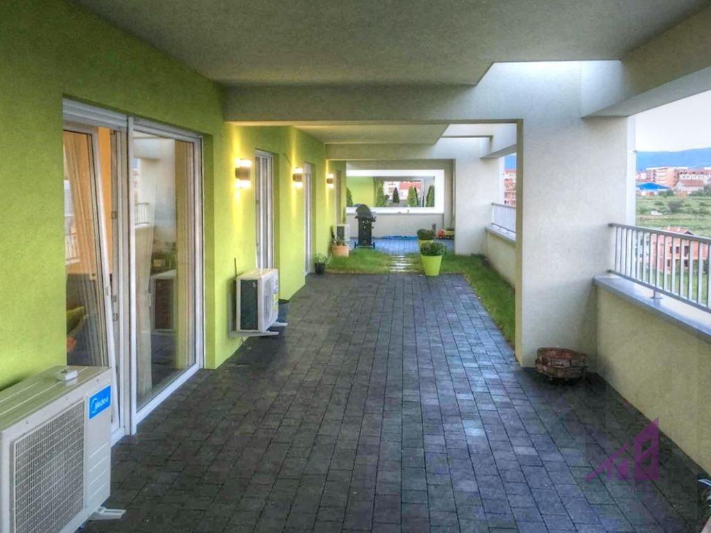 Penthouse me qira me 3 dhoma gjumi ne lagjen Arberia