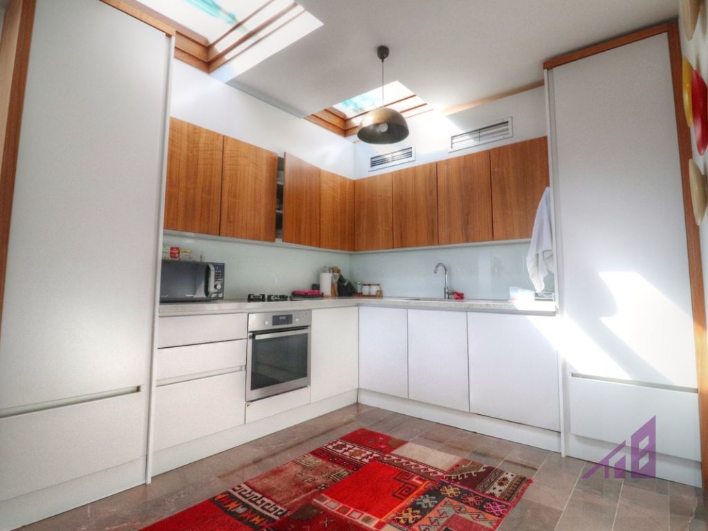 Penthouse me qira me 3 dhoma gjumi ne lagjen Arberia