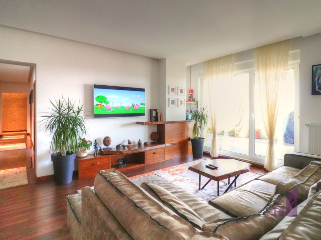 Penthouse me qira me 3 dhoma gjumi ne lagjen Arberia