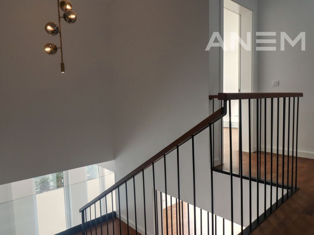Shtëpi me qira 270m² në lagjen Qershia