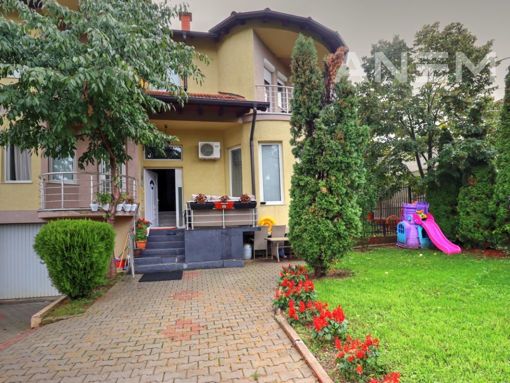 Shtëpi me qira 230m2 në lagjen Sofalia1