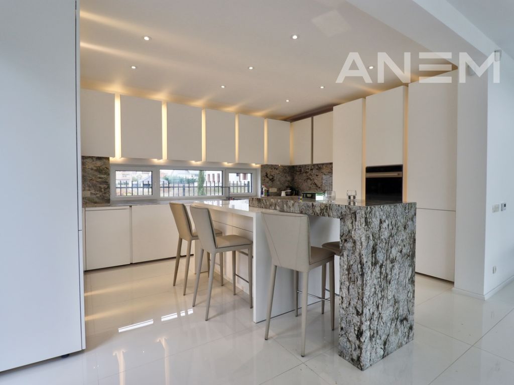 Shtëpi me qira 600m² në Veternik5