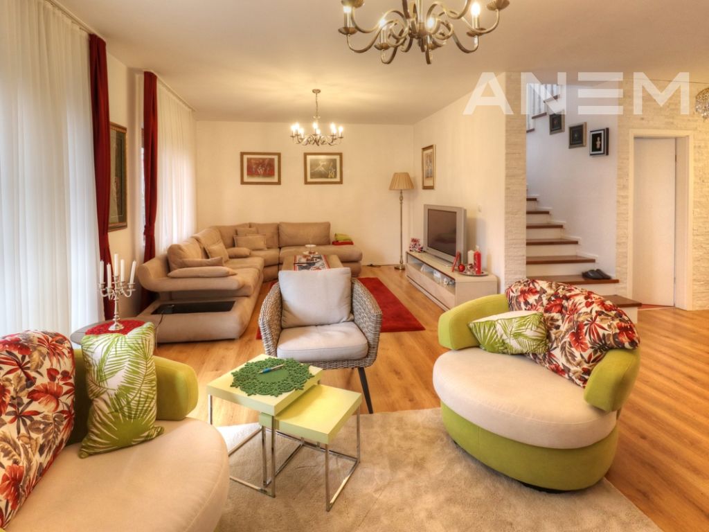 Shtëpi me qira me 3 dhoma gjumi në Lagjën Nic