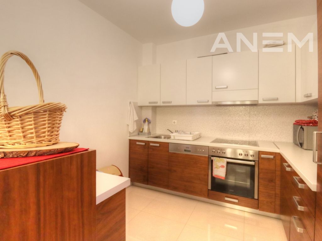 Shtëpi me qira me 3 dhoma gjumi në Lagjën Nic