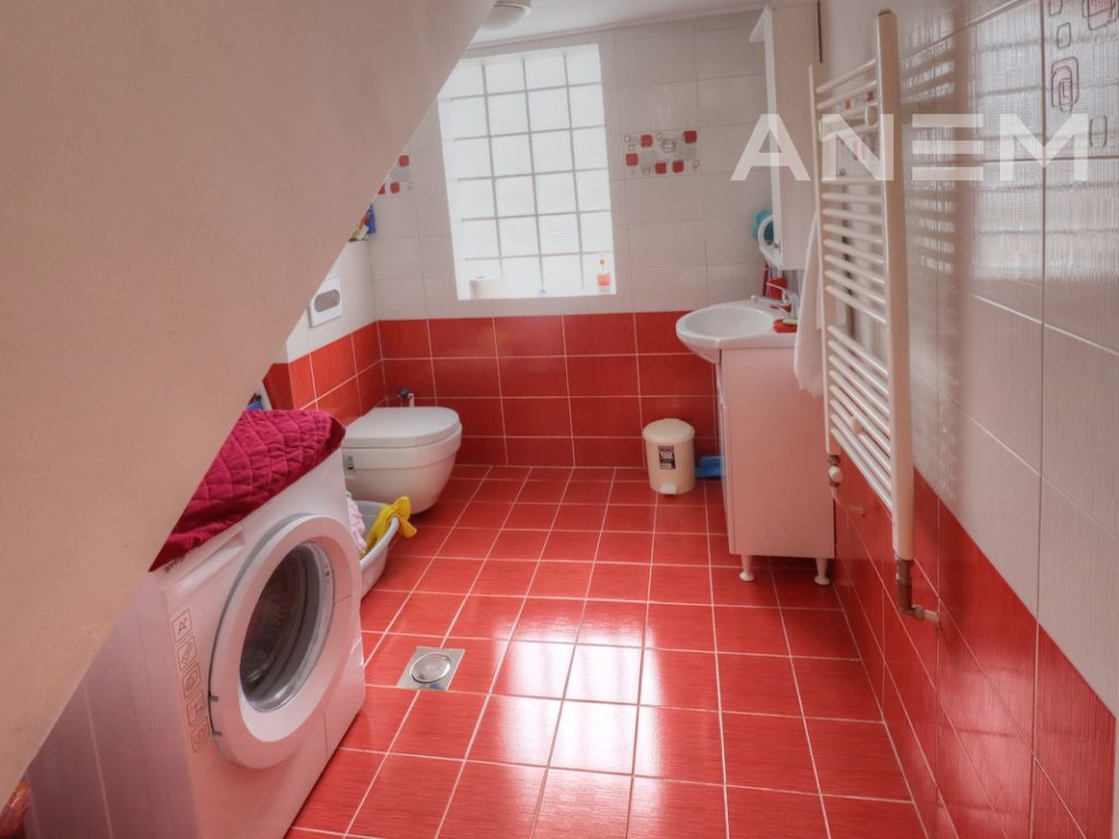 Shtëpi me qira me 3 dhoma gjumi në Lagjën Nic