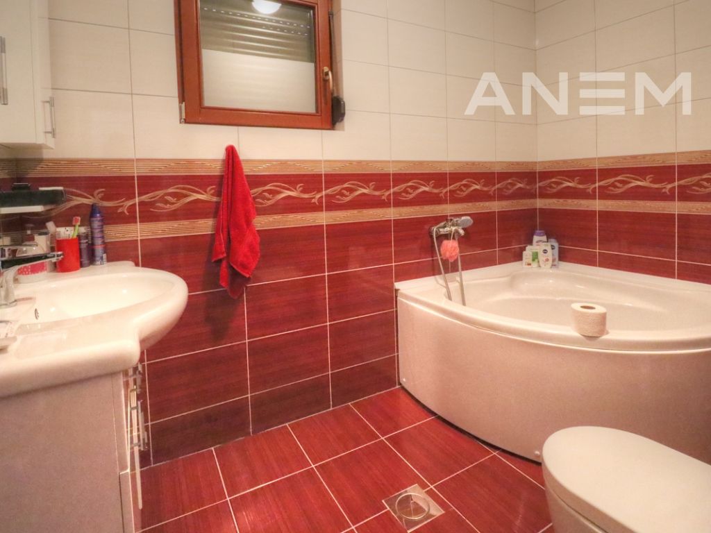 Shtëpi me qira me 3 dhoma gjumi në Lagjën Nic