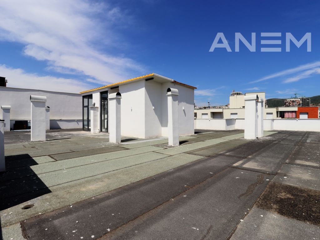 Penthouse në shitje 92m2 + 320m2 tarracë në lagjën Mati 110